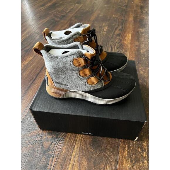 NEW Sorel Youth Out 'N About Classic Boots Size 3, Camel/Black - Picture 2 of 3